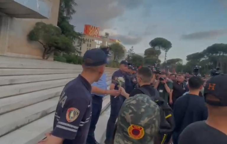Gjesti i veçantë i protestuesve, u dhurojnë lule efektivëve të policisë (VIDEO)