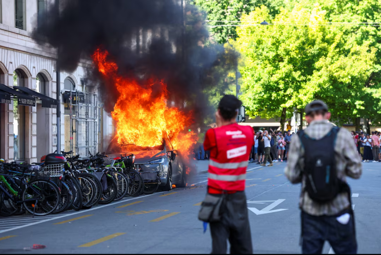 Shpërthejnë protesta në Gjenevë kundër samitit të G7 në Francë, digjet një Tesla dhe sulmohet zyra e OKB-së