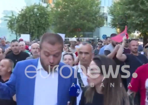 Çfarë ndodhi mes Ardit Bidos dhe protestuesve, momenti kur gazetarja e Euronews Albania i drejton pyetje deputetit