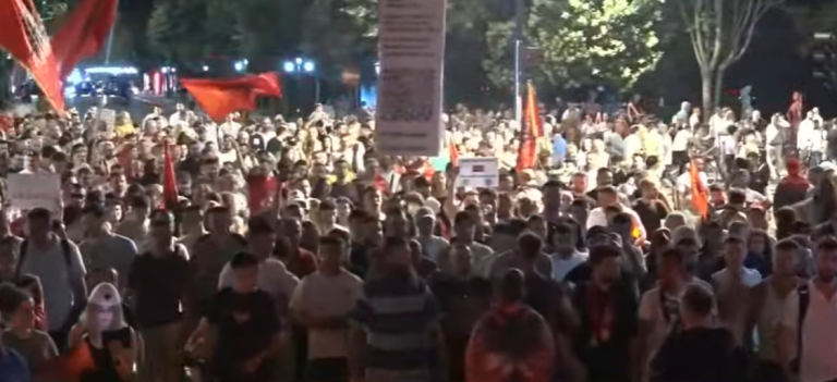 Protestuesit lënë sheshin para Kryeministrisë dhe nisin marshimin në kryeqytet