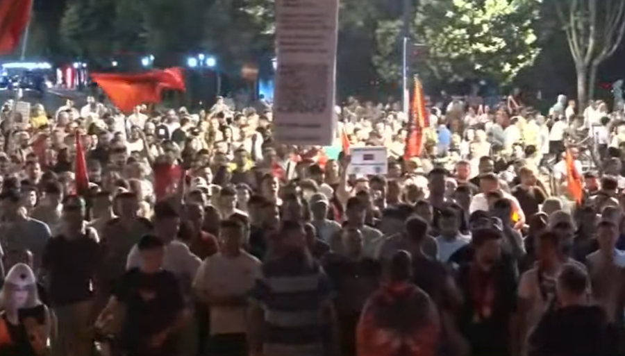 Protestuesit lënë sheshin para Kryeministrisë dhe nisin marshimin në kryeqytet