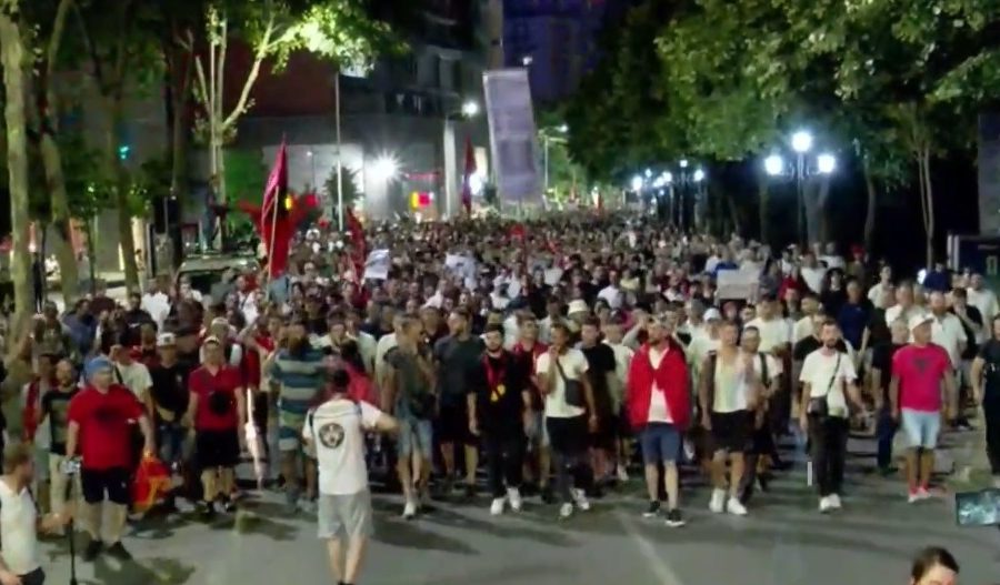 Sot dita e 20-të e protestës, aktivistët dhe qytetarët marshojnë në rrugët e Tiranës