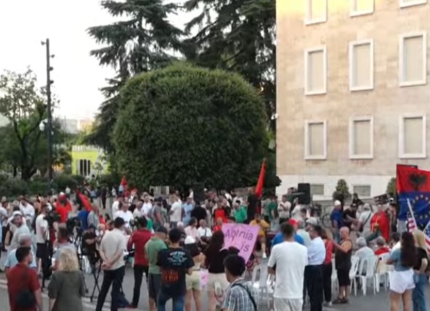 LIVE- Dita e 30-të e protestës, qytetarët mblidhen para Kryeministrisë
