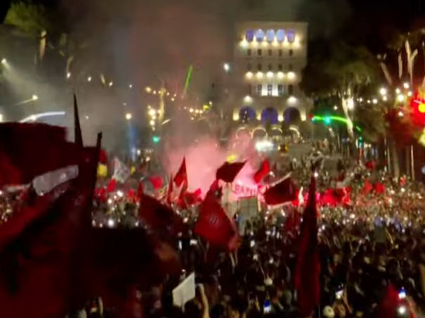 Dita e 14-të e protestës. Pas 3 orësh para Kryeministrisë, qytetarët marshim në rrugët e Tiranës