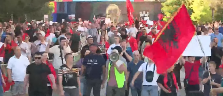 Protestuesit marshojnë në bulevard dhe ndalen para Kryeministrisë