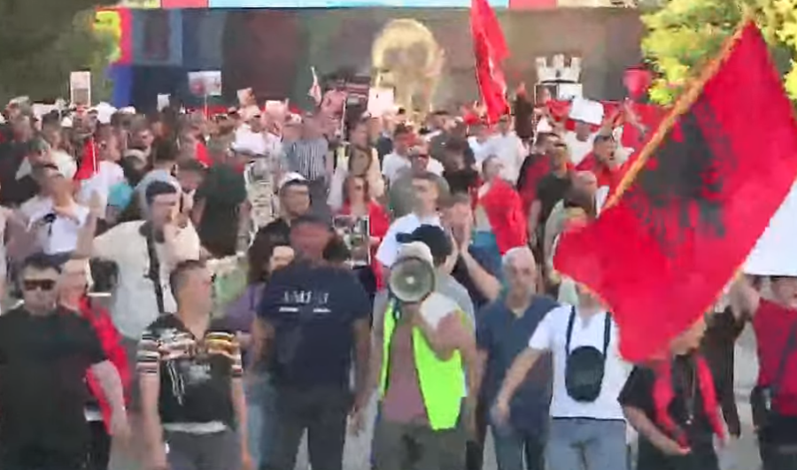 Protestuesit marshojnë në bulevard dhe ndalen para Kryeministrisë