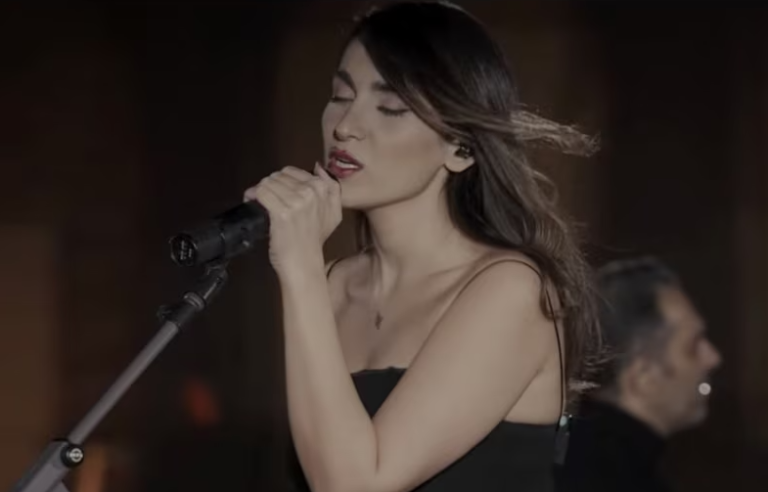 Performoi online pa hixhab, Irani dënon këngëtaren dhe ekipin e saj me rrahje me kamzhik. Reagime të shumta