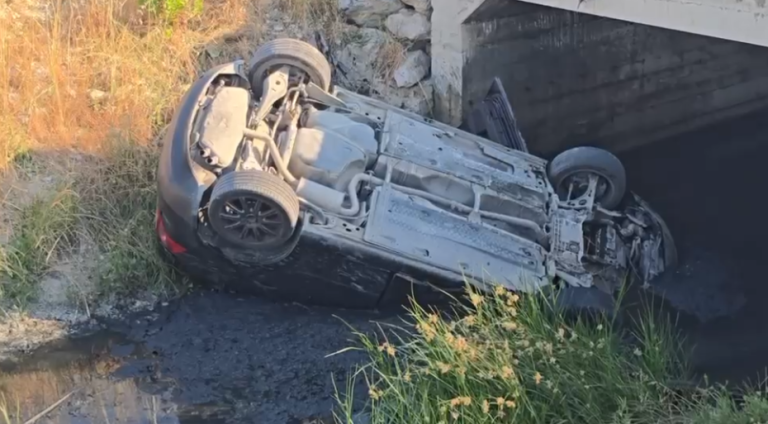 Dy automjete përplasen në Durrës, njëra del nga rruga dhe përfundon në kanal (VIDEO)