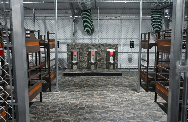 Mbyllet pas më pak se një viti burgu “Alcatraz”, DeSantis: Përmbushi rolin e emergjencës për të cilin ishte ndërtuar