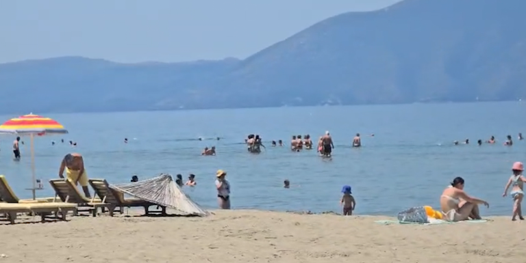 Temperaturat deri në 35°C mbushin plazhet e Vlorës, mijëra pushues në bregdet