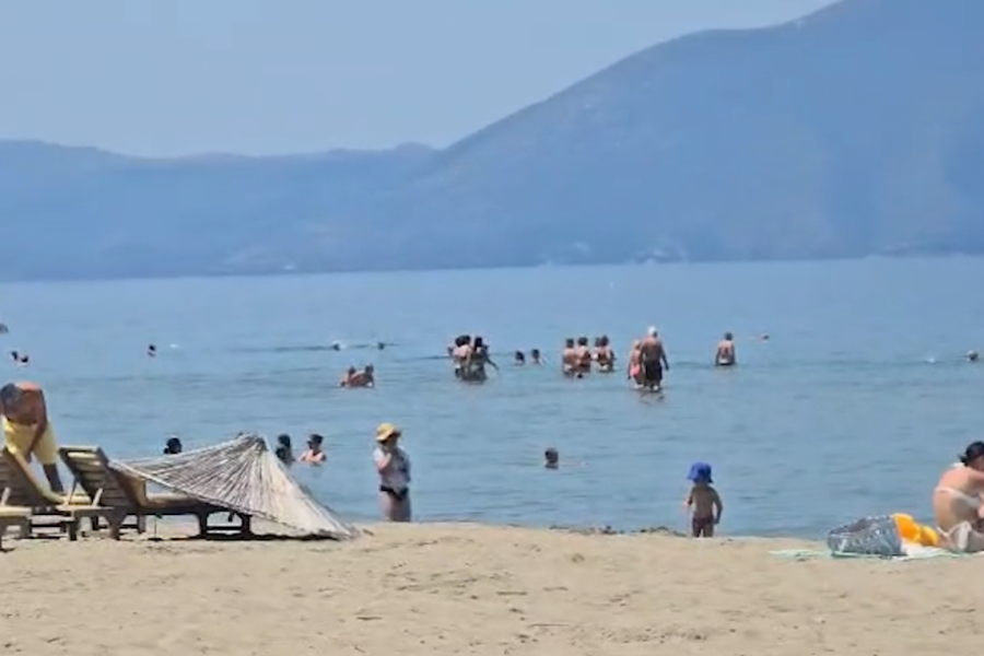 Temperaturat deri në 35°C mbushin plazhet e Vlorës, mijëra pushues në bregdet