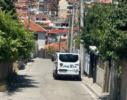 Agravon sherri mes çiftit në Pogradec, burri plagos me thikë gruan. Detajet e para