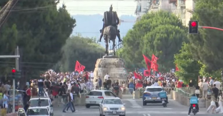 Me pankarta dhe flamuj në duar, qytetarët në ditën e 7-të të protestës
