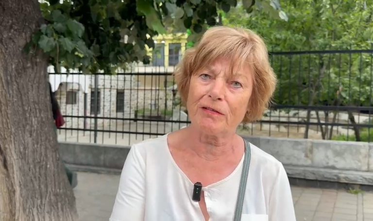 Turistët nga Holanda mbështesin protestën në Korçë: Të rinjtë duhet të rrinë në Shqipëri (VIDEO)