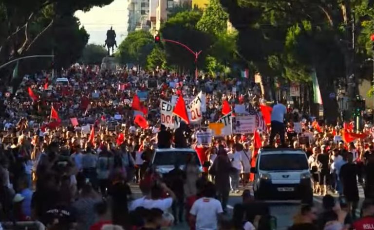 Dita e 8-të e protestës, nis marshimi i qytetarëve. Mblidhen para Kryeministrisë