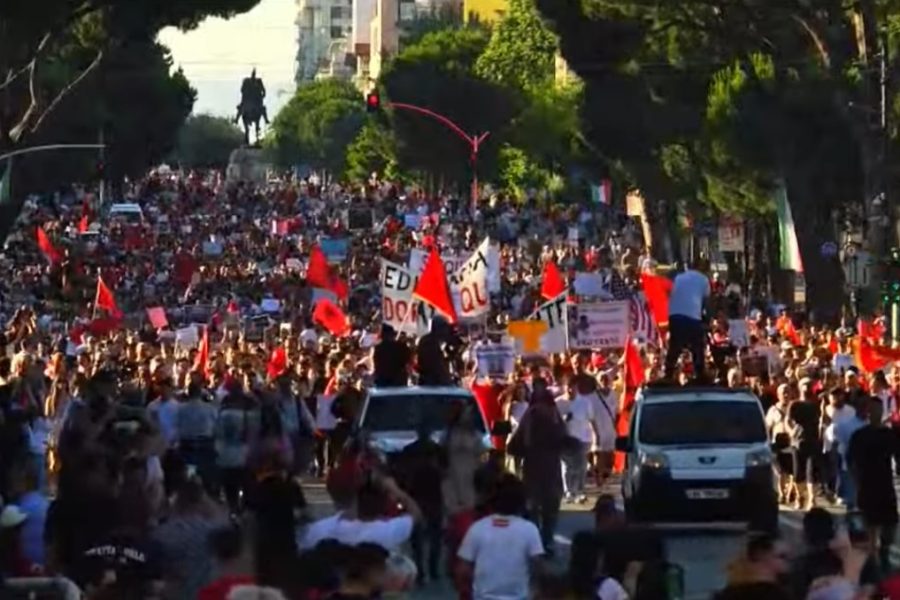 Dita e 8-të e protestës. Qytetarët mblidhen para Kryeministrisë