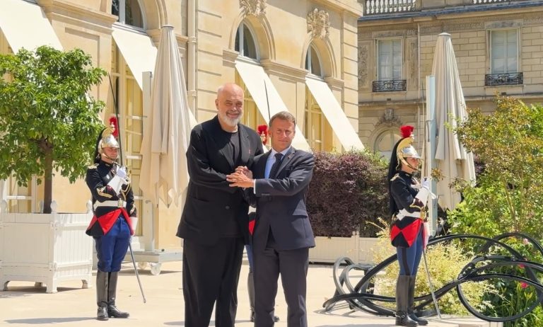 Rama nis vizitën zyrtare në Paris, pritet në Pallatin Elysee nga Presidenti Macron (VIDEO)
