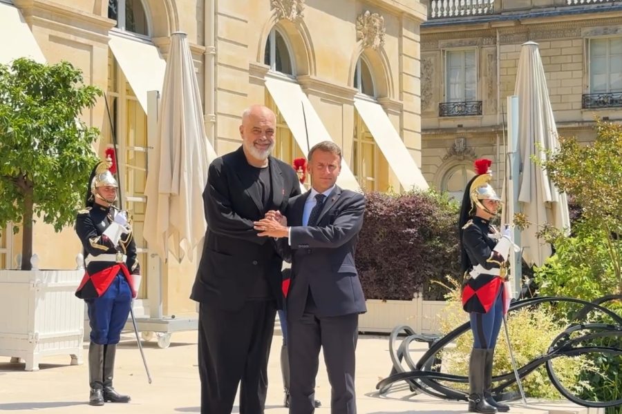 Rama nis vizitën zyrtare në Paris, pritet në Pallatin Elysee nga Presidenti Macron (VIDEO)