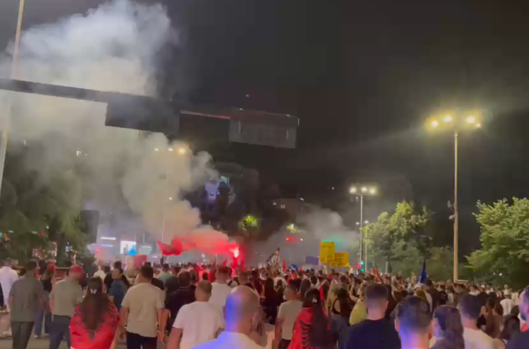 Me flakadanë dhe brohoritje. Vijon marshimi i protestuesve, shkojnë në drejtim të zonës së “Ali Demit”
