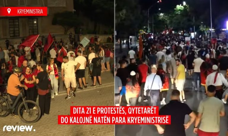 Protestuesit qëndrojnë në shesh, pritet ta gdhijnë para Kryeministrisë. Marshime edhe në rrugët e Tiranës