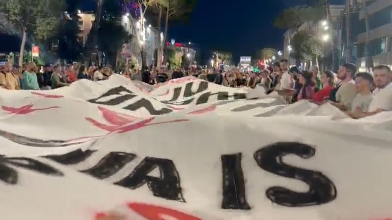 Protestuesit marrin banderolën nga ambientet e Politeknikut, e valëvisin në shesh (VIDEO)
