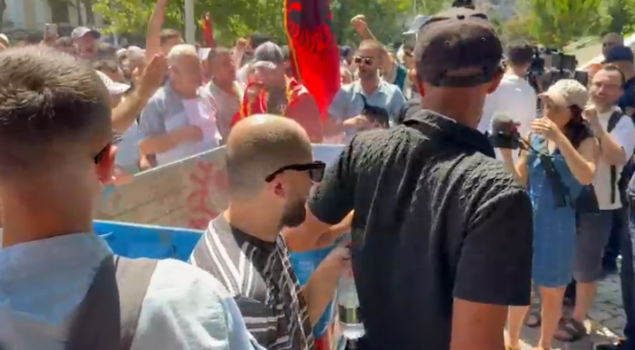 Tensione para Parlamentit, protestuesit vendosin koshin e plehrave në hyrje të Kuvendit