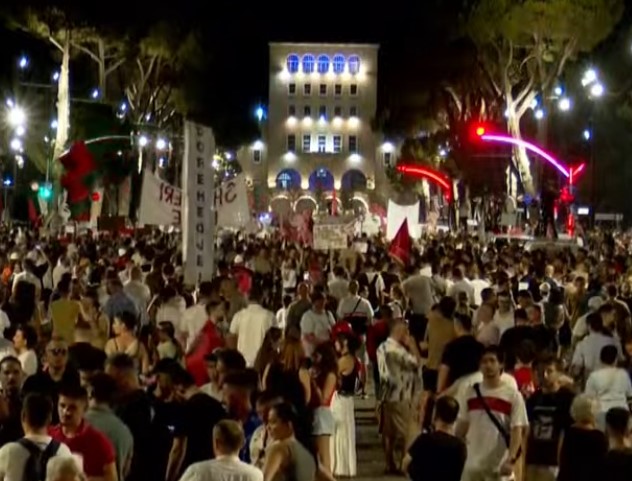 LIVE- Dita e 30-të e protestës, qytetarët mblidhen para Kryeministrisë. Shfaqet një banderolë e madhe te Politekniku