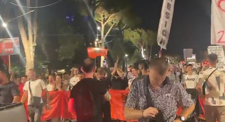 Me flamuj dhe pankarta në duar, qytetarët nisin marshimin në rrugët e Tiranës (VIDEO)