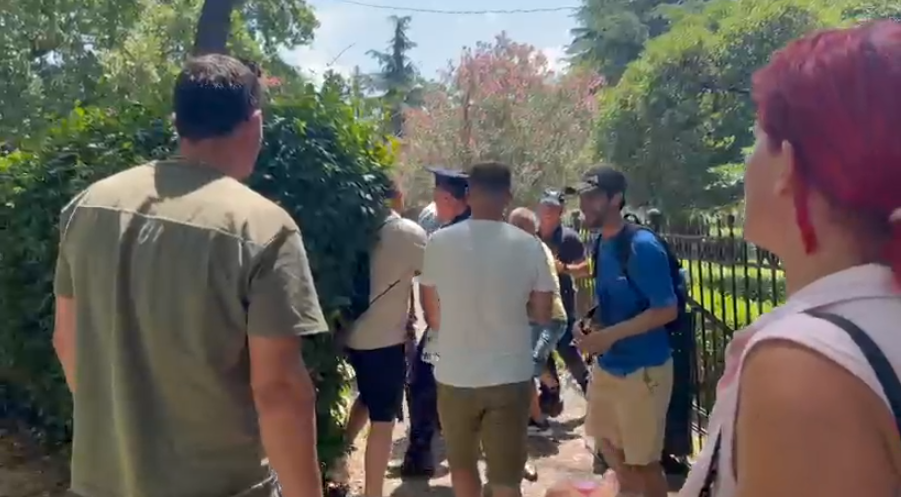 Tensione para Parlamenti, protestuesit përplasen me policinë (VIDEO)