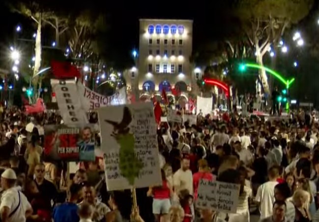 Nesër seancë plenare, qytetarët njoftojnë protestë para Parlamentit në orën 10:00