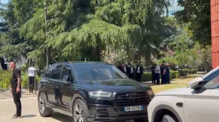 Përplasje të ashpra te Parlamenti, protestuesit qëllojnë me vezë makinën e ministres (VIDEO)