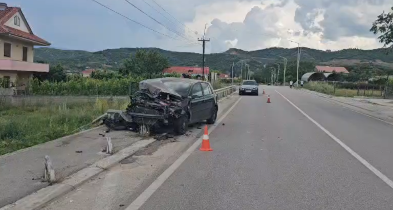 Aksident në aksin Pogradec–Qafë Pllocë, drejtuesi i mjetit plagoset pas përplasjes me barrierat