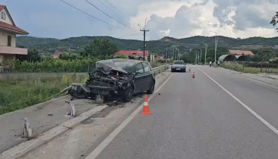 Aksident në aksin Pogradec–Qafë Pllocë, drejtuesi i mjetit plagoset pas përplasjes me barrierat