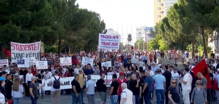 Me thirrjet ‘Rama jep dorëheqjen’, protestuesit marshojnë në bulevard