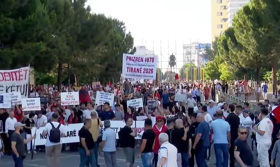 Me thirrjet ‘Rama jep dorëheqjen’, protestuesit marshojnë në bulevard