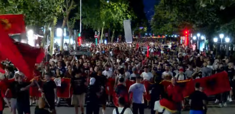 Dita e 13-të e protestës, aktivistët dhe qytetarët nisin marshimin në rrugët e Tiranës