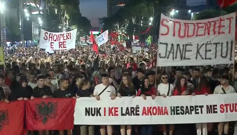 Protestuesit lënë sheshin para Kryeministrisë dhe vijojnë marshimin në rrugët e Tiranës