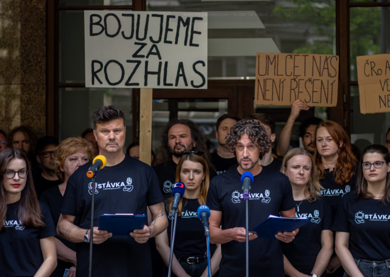Mijëra punonjës të transmetuesit publik çek në grevë kundër planeve të qeverisë për ndryshimin e financimit
