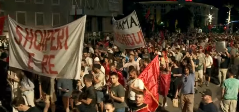 Dita e 23-të e protestës, qytetarët nisin marshimin në rrugët e Tiranës