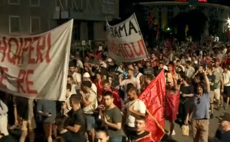 Dita e 23-të e protestës, qytetarët nisin marshimin në rrugët e Tiranës