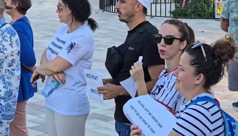 Protesta në disa qytete për Zvërnecin, qytetarët me pankarta në duar