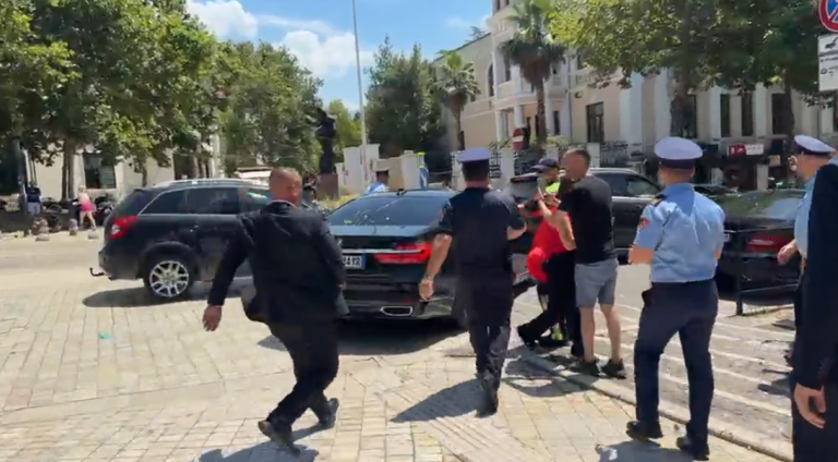 LIVE| Përplasje të ashpra te Parlamenti, protestuesit qëllojnë me vezë makinën e ministres (VIDEO)