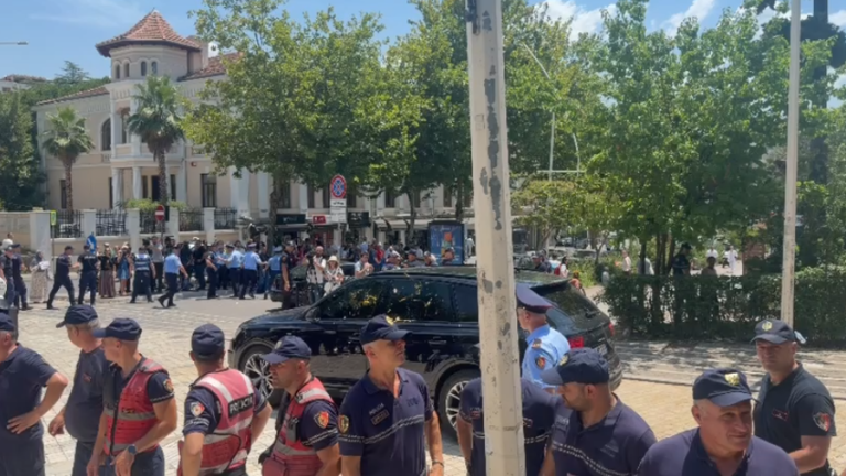 Qëllohet sërish me vezë makina e një prej deputetëve (VIDEO)