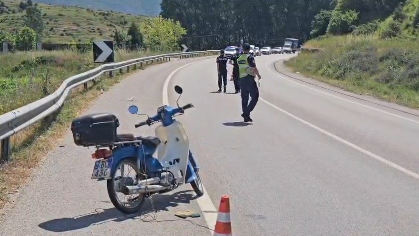 Humbi kontrollin dhe u përplas me barrierat, drejtuesi i motorit dërgohet me urgjencë në spitalin e Korçës