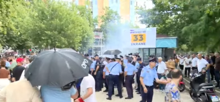 Përplasje të dhunshme mes qytetarëve dhe policisë, protestuesit hedhin mjete piroteknike