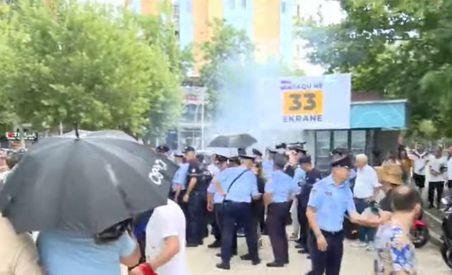 Përplasje të dhunshme mes qytetarëve dhe policisë, protestuesit hedhin mjete piroteknike