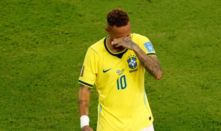 Neymar rikthehet në fushën e Kupës së Botës, stadiumi ngrihet në këmbë. Braziliani nuk i mban lotët (VIDEO)