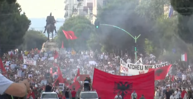 Me pankarta dhe flamuj në duar, qytetarët në ditën e 7-të të protestës