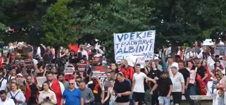 LIVE| Dita e 9-të e protestës kundër ndërtimit në Zvërnec, nis marshimi nga sheshi “Skënderbej”