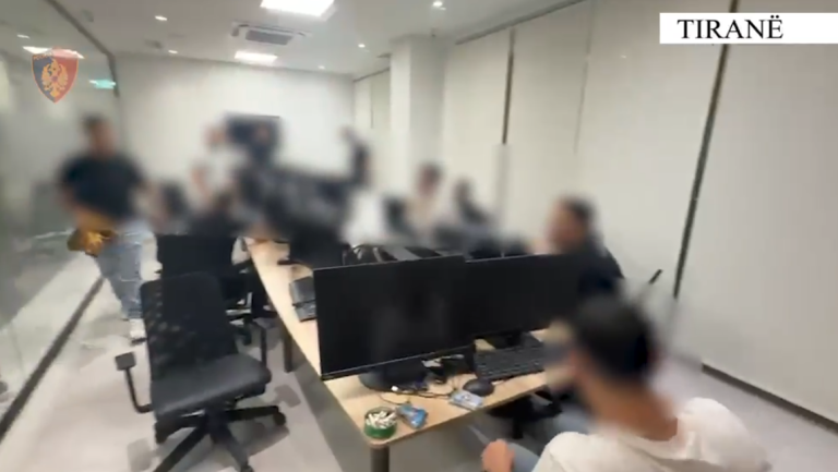 Zbulohet një call center në Tiranë, arrestohen 4 persona. Procedohen 49 punonjësit